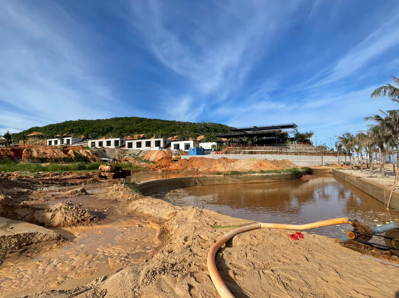 Cải tạo bờ biển dự án Tân Địa Cầu bằng túi cát